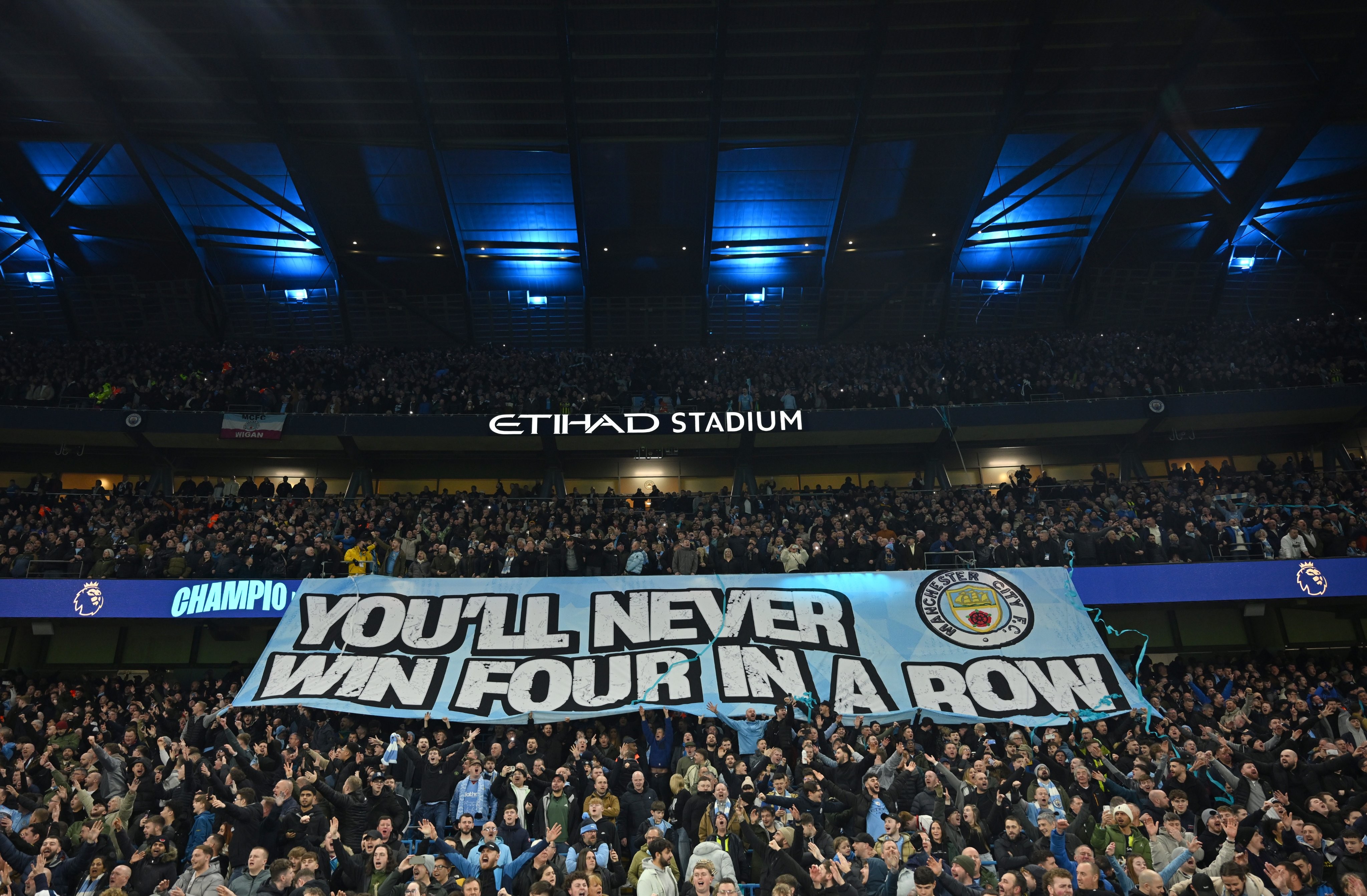 包含足球场边气氛热烈，球迷热情高涨的词条