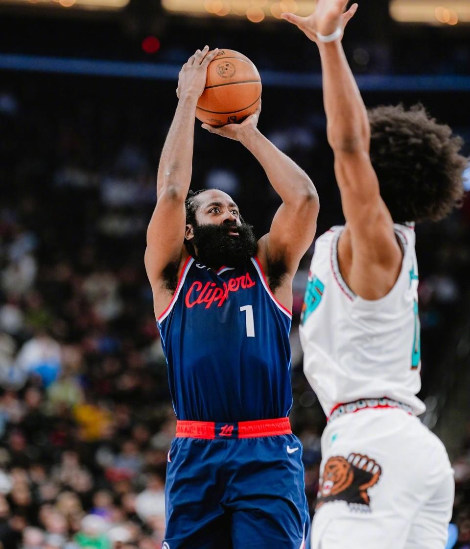 鹈鹕三巨头联手，西蒙斯得分突破，连续三场30+冲击季后赛！