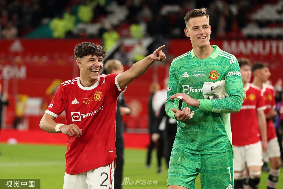 足总杯最新形势:密尔沃基雄鹿高居榜首,罗马强势追赶,冠军归属成迷